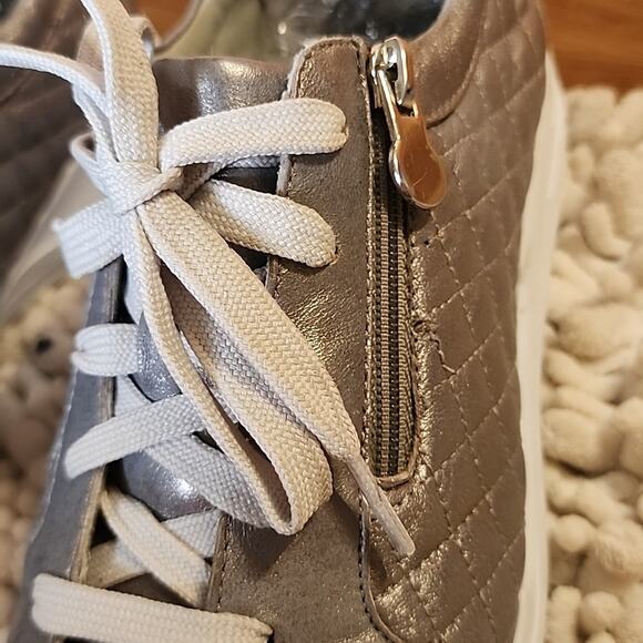 MUNRO EMMIE SILVER QUILTED LACE-UP SNEAKERS WOMAN SIZE 9.5 NWOB - Picture 8 of 16